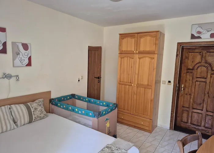 Maxim - Free Parking Guest house 3*